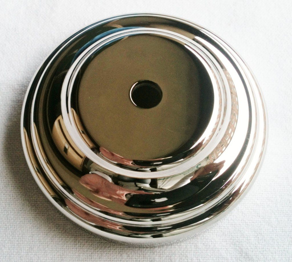 Detailaufnahme eines runden, konzentrisch abgestuften Metallteils mit Mittelbohrung und Spiegelglanz